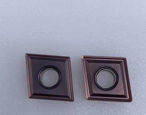 CNMG 120408 कार्बाइड इंसर्ट जिसमें 80° हीरे का आकार, डबल-साइडेड डिज़ाइन और CNC टर्निंग के लिए नेगेटिव रेक है